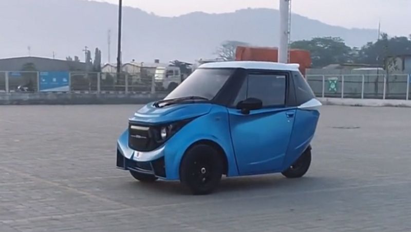 Strom Motors R3
यह एक ऑटोमैटिक इलेक्ट्रिक कार है। स्ट्रॉम मोटर्स आर3 में 1 इलेक्ट्रिक इंजन है। यह ऑटोमैटिक ट्रांसमिशन के साथ उपलब्ध है। R3 एक 2 सीटर कार है, जिसकी लंबाई 2907mm और चौड़ाई 1450mm ही है। ये एक छोटी और किफायती कार है, जिसकी कीमत 4.5 लाख रुपये है।