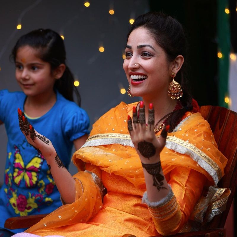 మరో హీరోయిన్ యామి గౌతమ్ సైతం ఓ ఇంటికి కోడలిగా వెళ్ళింది. బాలీవుడ్ లో వరుస ఆఫర్స్ తో దూసుకువెళుతున్న ఈ చిన్నది శుక్రవారం పెళ్లి చేసుకున్నారు.
