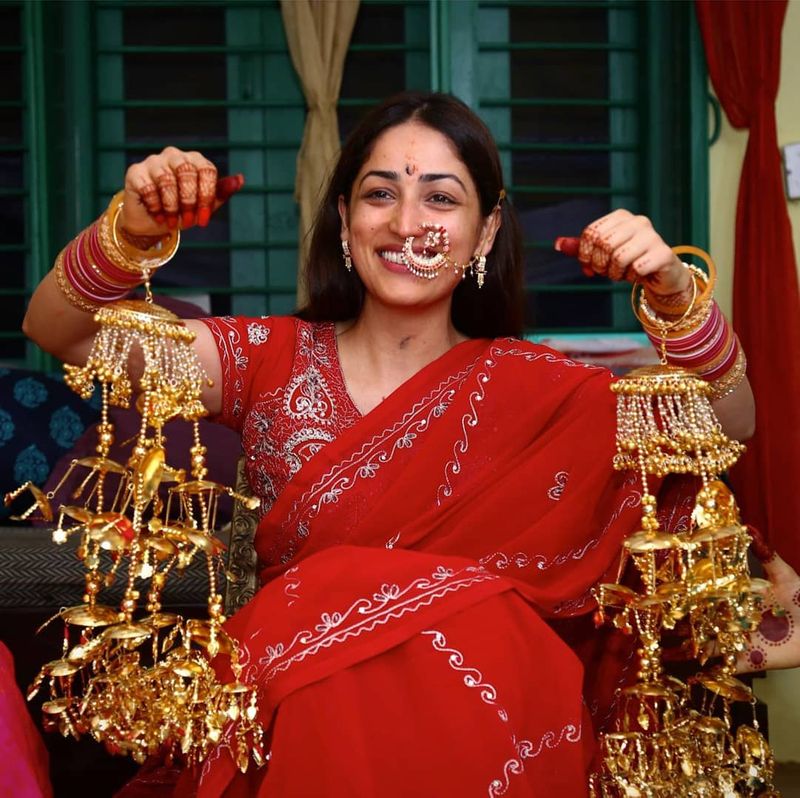 బాలీవుడ్ దర్శకుడు ఆదిత్య ధార్ ని యామి గౌతమ్ వివాహం చేసుకోవడం జరిగింది. ఆదిత్య, యామి గౌతమ్ కొన్నాళ్లుగా రిలేషన్ లో ఉన్నారు. చివరికి ఇలా పెళ్లి బంధంతో ఒక్కటయ్యారు.