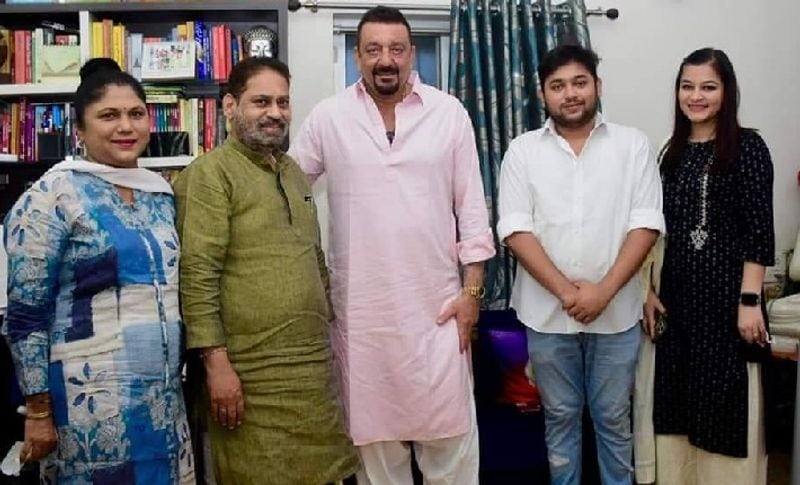  संजय दत्त गडकरी से मिलने के बाद महाराष्ट्र के ऊर्जा मंत्री नितिन राउत के घर भी पहुंचे हुए थे। इस दौरान मंत्री नितिन राउत के बेटे और बहू से भी एक्टर ने मुलाकत की। मंत्री नितिन राउत कुछ दिन पहले अपने बेटे की शादी को लेकर चर्चा में आए थे। जब उन्होंने बढ़ते संक्रमण के चलते रिसेप्शन कैंसिल कर दिया था। जिसकी तारीफ खुद राज्य के सीएम उद्धव ठाकरे ने की थी।
