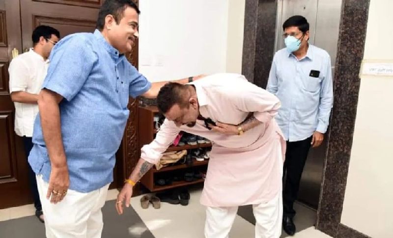 दरअसल, संजय दत्त गडकरी वर्धा रोड स्थित आवास पर उनसे मिलने के लिए पहुंचे हुए थे। जहां उन्होंने पहुंचकर सबसे पहले गडकरी के पैर छूकर उनसे आशीर्वाद लिया। इसके बाद दोनों के बीच काफी देर तक बातचीत हुई। दोनों के बीच क्या बात हुई यह भी सामने नहीं आया है।