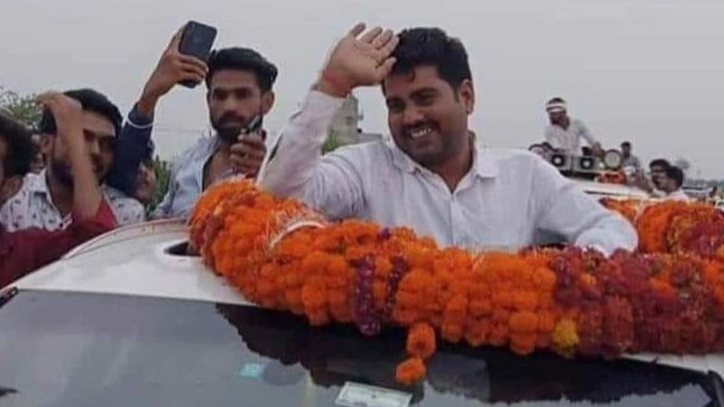 <p>फिलहाल, 200 अज्ञात लोगों के खिलाफ महामारी एक्ट में मुकदमा दर्ज कर किया गया है। साथी ही धर्मेंद्र की तलाश में इटावा पुलिस जुट गई है। काफिले में शामिल हुई 24 गाड़ियों के साथ ही 30 लोगों को हिरासत में लिया गया है। धर्मेंद्र यादव पुलिस की पकड़ से दूर है। पकड़े गए लोगों से पूछताछ की जा रही है</p>