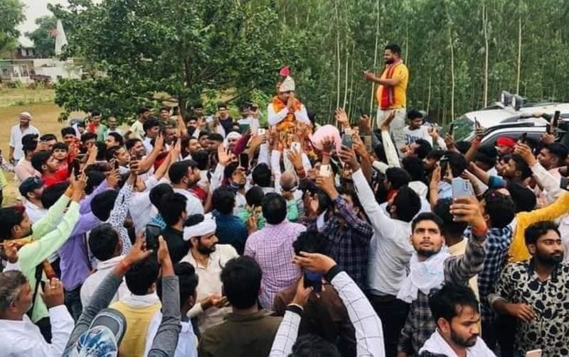 <p>मीडिया रिपोर्ट्स के मुताबिक इटावा पुलिस तब एक्शन में आई जब उनके सामने वीडियो आया, जिसमें लॉकडाउन उल्लंघन किया जा रहा था। इस मामले में इटावा एसएसपी बृजेश कुमार का कहना है कि वीडियो रविवार सुबह की है, पुलिस यह जांच करने में जुटी है कि आखिर रात भर धर्मेंद्र कहां रहा?</p>
