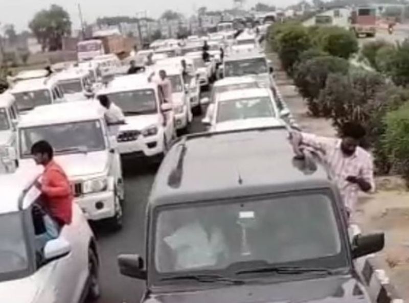 <p>धर्मेंद्र यादव जब जेल से रिहा हुए तो समर्थक बड़ी संख्या में औरैया से इटावा जनपद के चार थानों को पार करते हुए इटावा जिला कारागार पहुंचें, हालांकि जिला बदर होने के कारण वह औरैया नहीं जा सकते थे, लेकिन उसके समर्थकों का इटावा जेल से लेकर औरैया अनंतराम टोल प्लाजा तक जुलूस निकाले। इसके लिए समर्थक करीब 300 गाड़ियों का काफिला लेकर इटावा जेल के गेट पर पहुंचे थे।</p>