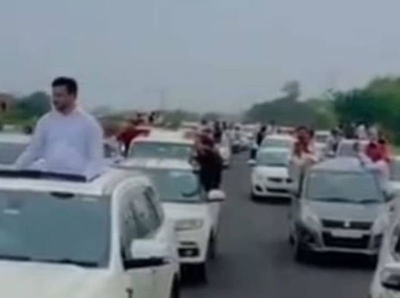 <p>औरैया के भाग्यनगर सीट नंबर 4 से जिला पंचायत सदस्य चुने गए धर्मेंद्र यादव औरैया के युवजन सभा के जिलाध्यक्ष हैं। उनपर कई मुकदमे हैं और वह जिला बदर भी हैं। एक मामले में वह इटावा जेल में बंद थे। जहां से शनिवार शाम जेल से रिहा किए गए।<br />
</p>