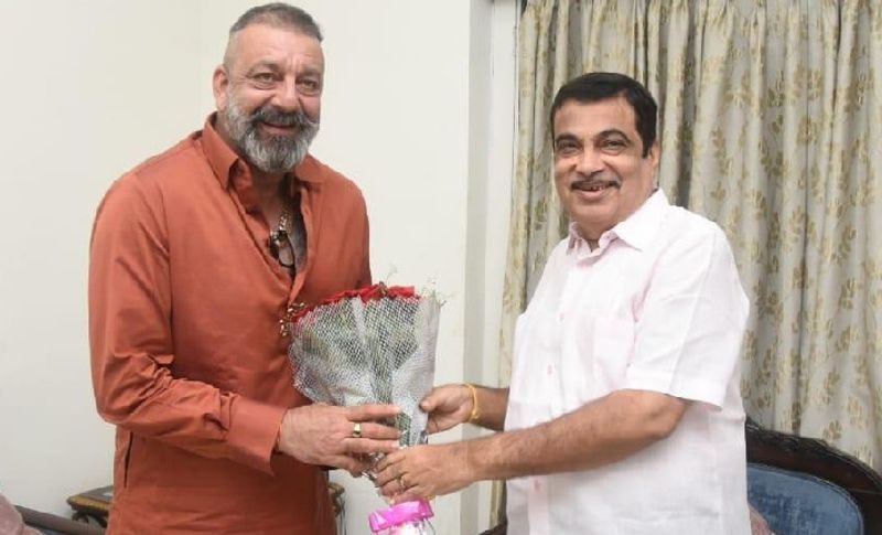 बता दें कि दो साल पहले 15 सितंबर 2019 को भी संजय दत्त अचानक इसी तरह गडकरी से नागपुर में उनके घर पर मुलाकात करने के लिए पहुंचे हुए थे। हालांकि, यह मुलाकात महाराष्ट्र विधानसभा चुनावों से पहले की थी। इस दौरान राजनीतिक गलियारों में चर्चा होने लगी थी कि वह बीजेपी में शामिल हो सकते हैं। हालांकि संजय किसी भी राजनीतिक पार्टी से जुड़ने की बात को पहले ही सिरे से नकार चुके हैं।
