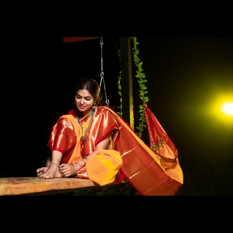 దివి బిగ్బాస్ 4తో పాపులర్ అయిన విషయం తెలిసిందే. మోడల్గా, నటిగా ఈ అమ్మడు తెగ ఎట్రాక్ట్ చేస్తుంది. ముఖ్యంగా తన కళ్లతోనే మాయ చేస్తుంది. నడువొంపులతో హంట్చేస్తుంటుంది.