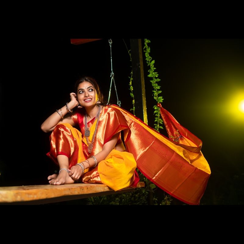 ఈ సందర్భంగా దివి చెబుతూ, `ఇంటి గడపకు పసుపు కుంకుమలు అందం. తెలుగు అమ్మాయికి చీరకట్టు అందం. ఏమంటారు? అని పేర్కొంది.