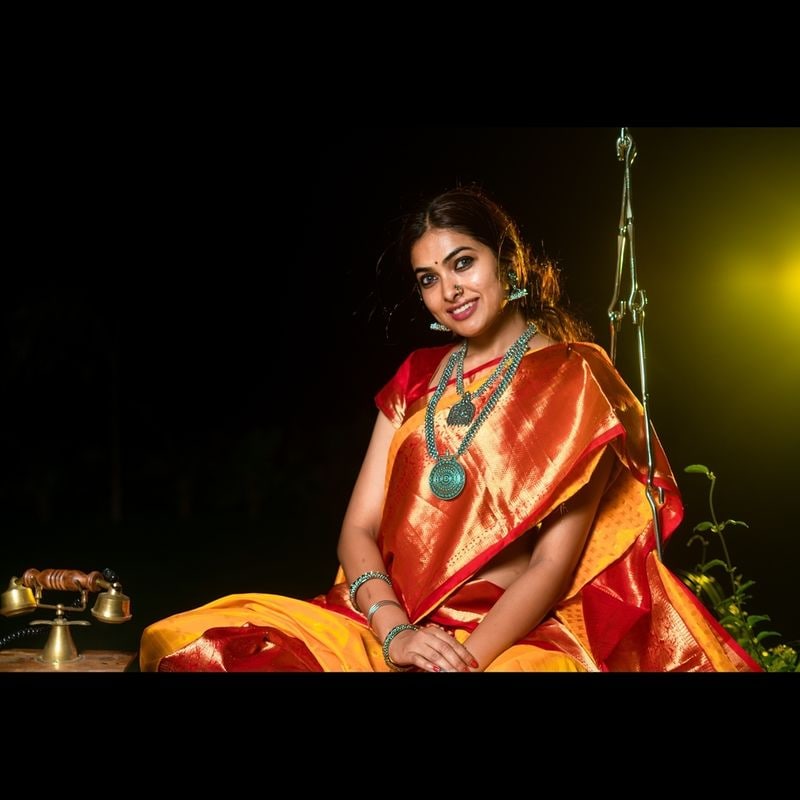 దీనికి అభిమానులు సైతం అదే మాదిరిగా స్పందిస్తున్నారు. `చందమామ అంతటి అందం తో వెన్నెలలో ఉయ్యాల ఊగుతున్న దేవకన్యలాంటి నిన్ను చూస్తుంటే నా మనసులో ఏదో అలజడి ఈ చందమామని చూడకుంటే జన్మ ధన్యమయ్యేనా అనిపిస్తుంది దివ్వు` అంటూ పోస్ట్ పెట్టారు.