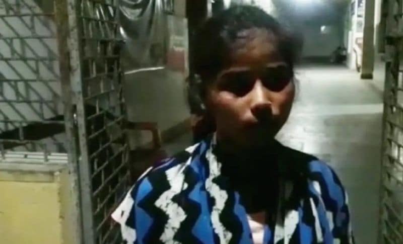 जरा सी देरी हो जाती तो हो सकती थी लड़की की मौत
दरअसल, यह खौफनाक वारदात कोडरमा जिले के टिलहा गांव में हुई। जिसे गांव के दबंग लोगों ने जमीनी विवाद में कब्जा करने के इरादे से युवती को पहले एक कमरे में बंद कर दिया। इसके बाद बाहर से ताला लगा दिया और फिर बाहर से दीवार खड़ी कर दी। बताया जाता है कि युवती करीब 6 से 7 घंटे अंदर रही, हालांकि मौके पर पहुंची पुलिस ने दीवार तोड़कर लड़की को जिंदा बचा लिया।
