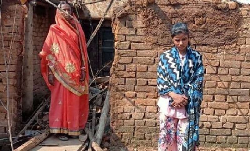 लड़की ने बताई दबंगों की जुर्म की कहानी
बता दें कि लड़की के पिता किशोर पंडित का गांव के ही विनोद पंडित से जमीन को लेकर विवाद चल रहा था। दबंग लोग पीड़ित परिवार की जमीन पर जबरदस्ती कब्जा करना चाहते थे। जिसके चलते इस घटना को अंजाम दिया गया है। आरोप है कि किशोर पंडित और उसकी पत्नी किसी काम से बाहर गए थे। इस दौरान घर में उनकी बेटी अकेली थी। इसी बात का फायदा उठाकर आरपी विनोद पंडितअपने साथ 5-6 लोगों को लेकर वहां पहुंचा और युवती को धक्का मारकर कमरे में बंद कर दिया। जिसके बाद ईंट की दीवार खड़ी कर दी। आसपास के लोगों ने पुलिस को सूचना देकर मौके पर बुलाया गया।