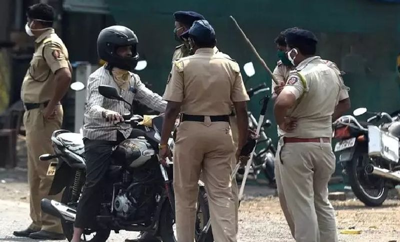 अदालत के फैसले को भी नहीं मान रहा आरोपी
एसपी ने बताया कि अगर वक्त रहते पुलिस टीम नहीं पहुंचती तो लड़की की जान भी जा सकती थी। वहीं लड़की के पिता ने बताया कि यह जमीन विवाद मामले को कोर्ट में जीत चुके हैं, लेकिन विनोद पंडित अदालत के फैसले को भी नहीं मान रहा है।
