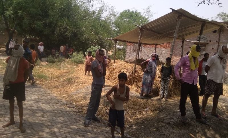 चुपचाप तमाशा देखते रहे लोग
इस पूरी वारदात में सबसे हैरान कर देने वाली बात यह थी कि जिस वक्त आरोपी लड़की को दीवार में चुन रहे थे, उस दौरान गांव के दर्जनों ने लोग चुपचाप खड़े होकर तमाशा देखते रहे। कोई उनको रोकने की हिम्मत भी नहीं कर पाया।
