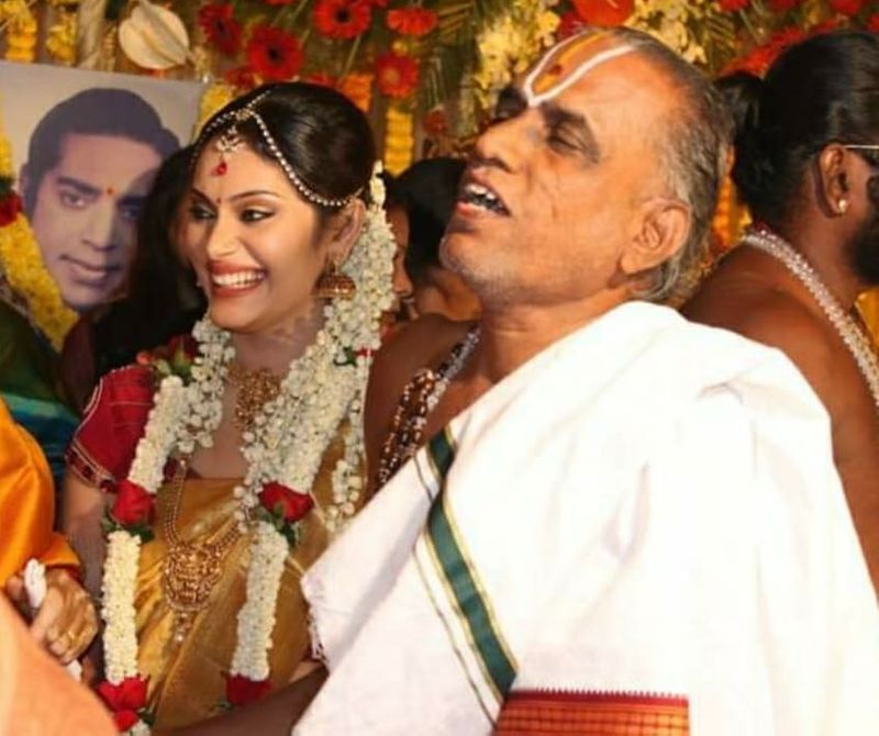 பூரித்த புன்னகையோடு ஸ்ருதிகா 