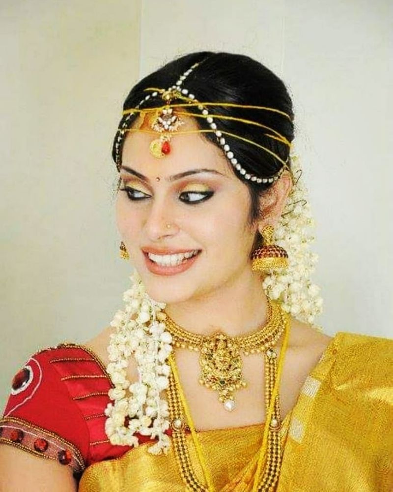 தங்க நிற பட்டு புடவையில் தங்க தாரகை 