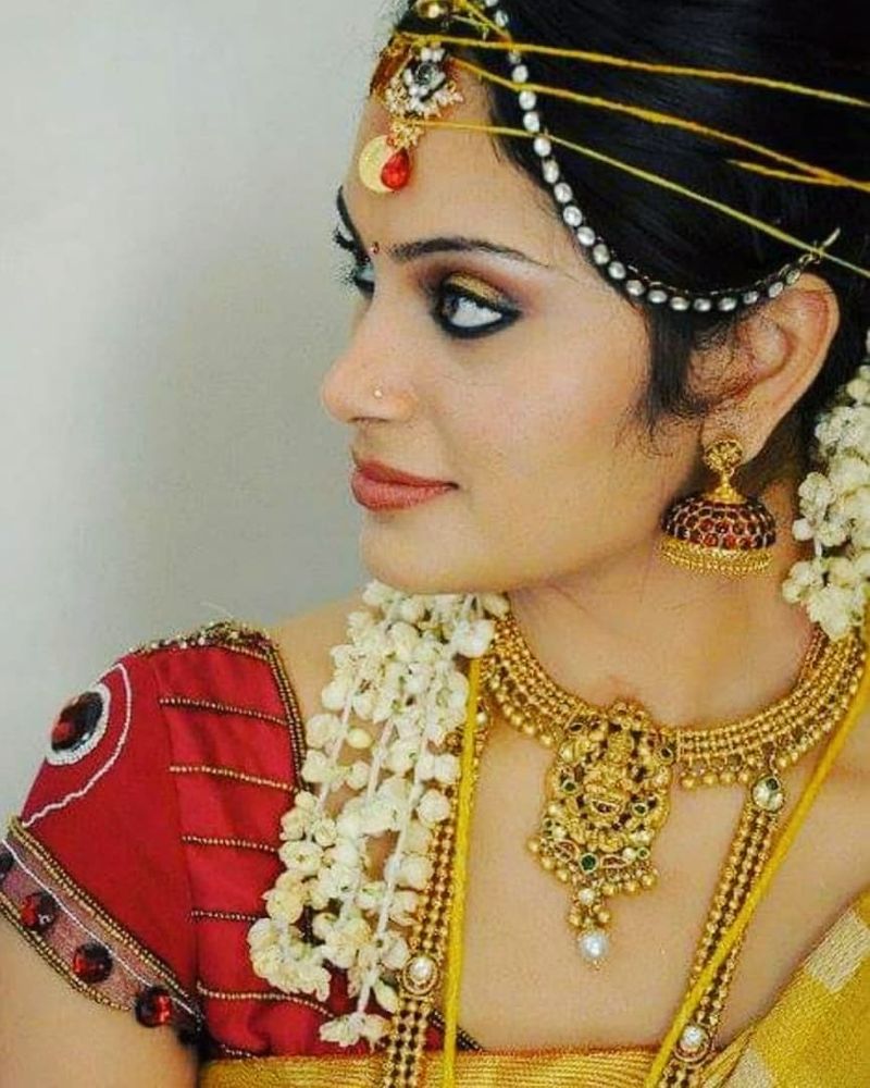 மனதை கொள்ளை கொள்ளும் மணப்பெண்ணின் பார்வை... அவ்வளவு அழகு 