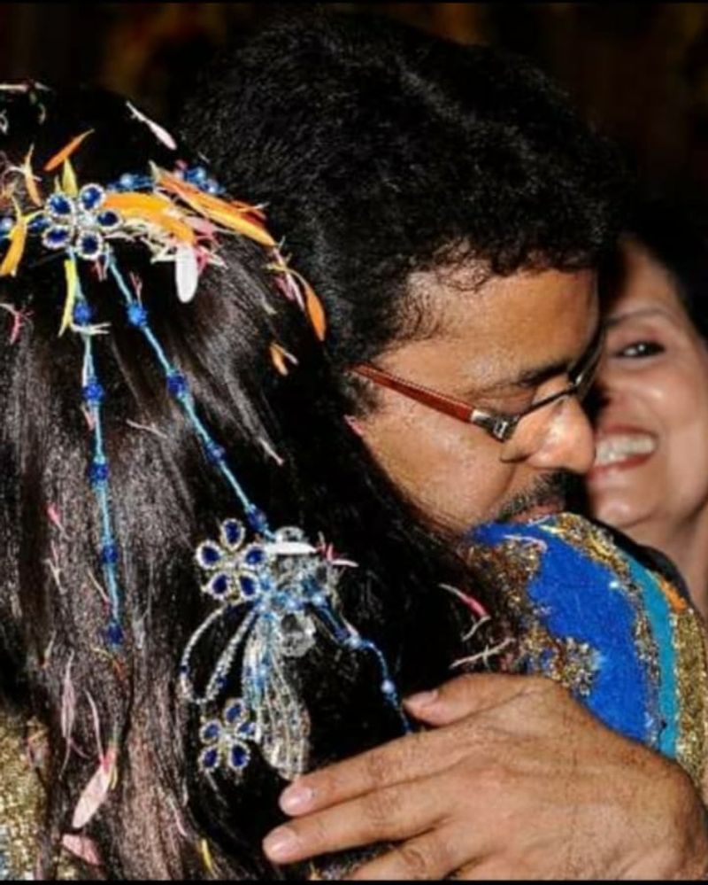 கட்டி அணைத்து ஆசிர்வதிக்கும் தந்தை 