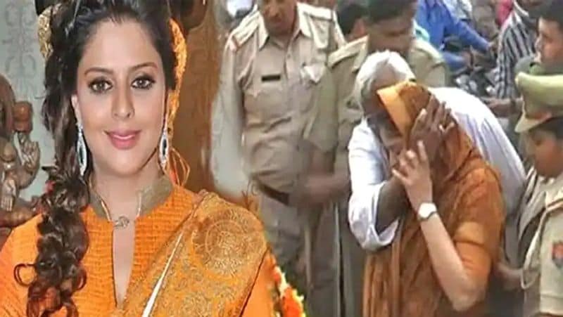 नगमा :
मेरठ में एक जनसभा के दौरान नगमा से बदसलूकी हुई थी। इसके बाद भड़की नगमा ने एक मनचले को थप्पड़ जड़ दिया था और मंच छोड़कर वहां से चली गई थीं। दरअसल, कांग्रेस नेता इमरान ने नगमा की जनसभा बुलाई थी। नगमा जब मंच पर पहुंचीं तो भीड़ मंच की ओर बढ़ने लगी। कुछ शरारती तत्व मंच पर पहुंच गए और भीड़ का फायदा उठाकर नगमा के साथ छेड़छाड़ करने लगे। इस पर नगमा ने एक को थप्पड़ जड़ दिया।