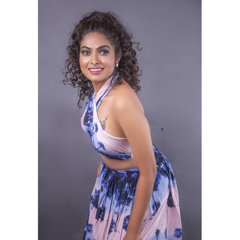 చొట్టబుగ్గలు, నాజూకైన సన్నజాజి తీగ నడుము, ఆకట్టుకునే హైట్ దివి అందాల ఆస్తులు. స్టార్ హీరోలకు మించిన గ్లామర్ కలిగిన దివి ఎలాగైనా వెండితెరపై వెలగాలని పట్టుదలతో ఉన్నారు.