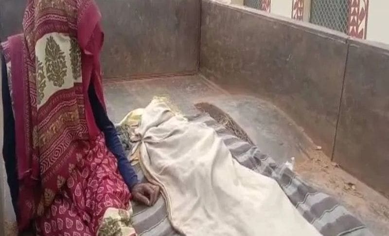 बता दें कि महिला की तीन बच्चियों में सबसे बड़ी बेटी की उम्र 10 साल, दूसरी की 8 साल और तीसरी बेटी की उम्र 3 माह है। लेकिन इसमें से दूसरे नंबर की बेटी नहीं बची। पुलिस ने मौके पर पहुंचकर आरोपी के खिलाफ एफआईआर दर्ज कर उसकी तालाश शुरू कर दी है।