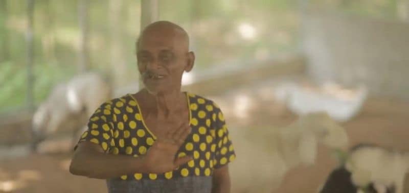 ബാങ്കിലുള്ള 55,000 രൂപയും നഷ്ടപ്പെടുമെന്ന് ഭയന്ന അദ്ദേഹം ഒരു മുണ്ടുമായി കടയ്ക്കല് സഹകരണബാങ്കിലേക്ക് ചെന്നു. കെട്ടിതൂങ്ങി ചാകുമെന്ന് ഭീഷണി മുഴക്കി. ബാങ്കിലെ പണം നഷ്ടപ്പെടില്ലെന്ന് ബാങ്കുകാര് ഉറപ്പ് നല്കി യഹിയക്കയെ സമാധാനിപ്പിച്ചു. പക്ഷേ ആ സാധാരണക്കാരനായ ചായക്കടക്കാരന്റെ അരിശം തീര്ന്നില്ലായിരുന്നു. അദ്ദേഹം തന്റെ പാതി മീശയും പാതി മുടിയും വടിച്ചിറക്കി. പ്രധാനമന്ത്രി നരേന്ദ്രമോദി രാജിവച്ചൊഴിയാതെ ഇനി തന്റെ പാതി മുടി വളര്ത്തില്ലെന്ന് അദ്ദേഹം ശപഥം ചെയ്തു. ഇതോടെ യഹിയക്കയുടെ വാര്ത്തകള് ദേശങ്ങള് കടന്ന് രാജ്യ തലസ്ഥാനത്ത് വരെ അലയടിച്ചു. 