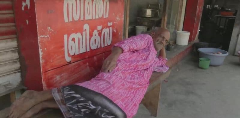 കൊല്ലത്ത് കടയ്ക്കൽ മുക്കുന്നത്ത് ആര്എംഎസ് എന്ന കട നടത്തും മുമ്പ് കുറച്ച് കാലം പ്രവാസിയായിരുന്നു യഹിയക്കയും അറബിനാട്ടിലലെ അട്മേയ്ക്കലിനെക്കാള് നല്ലത് നാട്ടിലൊരു ചായക്കടയാണെന്ന് തിരിച്ചറിഞ്ഞപ്പോള് അദ്ദേഹം നാട്ടിലെത്തി. ഇടയ്ക്ക് ഹരംമൂത്ത് മുച്ചീട്ട് കളിച്ചിരുന്നു യഹിയക്ക. ആ രഹസ്യക്കളിയിലെ രഹസ്യവാക്കായ ആര്എംഎസ് എന്ന് അദ്ദേഹം തന്റെ ചായക്കടയ്ക്ക് പേരിട്ടു. അങ്ങനെ ഭരണകൂടം നിരോധിച്ച കളിയിലെ രഹസ്യവാക്കില് യഹിയക്കയുടെ ചായക്കടയുടെ പേരുയര്ന്നു.