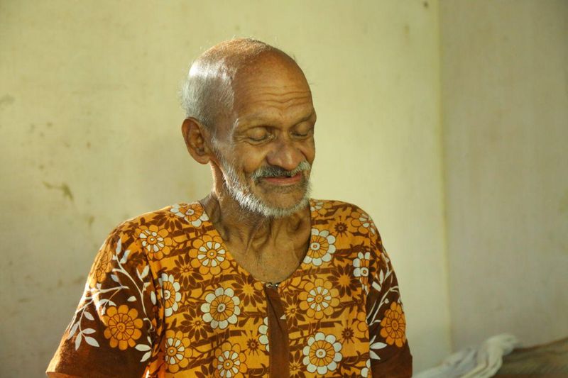 യഹിയക്കയുടെ പ്രതിഷേധങ്ങള്ക്ക് ദേശാന്തര പ്രചാരം ലഭിക്കുന്നത് ഇവിടെനിന്നായിരുന്നു. നാട്ടിലെ വസ്ത്രധാരണത്തെ കുറിച്ചുള്ള ധാരണകളെ കീഴ്മേല് മറിച്ച സംഭവം. പതിവ് പോലെ ചായക്കടയില് നില്ക്കുകയായിരുന്നു യഹിയ. അത് വഴി ജീപ്പില് പോയ എസ്ഐ സ്ഥലത്ത് വണ്ടി നിര്ത്തിയപ്പോള്, മടക്കിക്കുത്തിയ മുണ്ട് യഹിയ അഴിച്ചിട്ടില്ല. മുണ്ട് മടക്കിക്കുത്തി റോഡരികില് നിന്ന യഹിയയെ എസ്ഐക്ക് അത്ര പിടിച്ചില്ല.