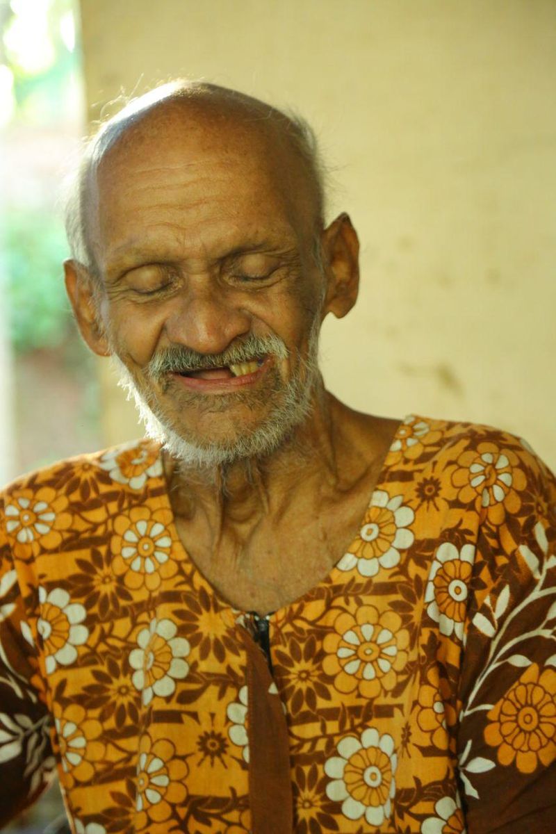 2016 നവംബർ എട്ടിന് പ്രധാനമന്ത്രി നരേന്ദ്രമോദി ഒരു മുന്നറിയിപ്പുമില്ലാതെ കള്ളപ്പണം വെളുപ്പിക്കാനെന്ന പേരില് 500 ഉം 1000 രൂപയുടെ നോട്ടുകള് നിരോധിച്ചപ്പോള്, ഇന്ത്യയിലെ ഏറ്റവും സാധാരണക്കാരനായിരുന്ന യഹിയ എന്ന ആ എഴുപതുകാരനായ ചായക്കടക്കാരനും നിന്നനില്പ്പില് നിലയില്ലാതായതായി തോന്നി. അദ്ദേഹം, ഒറ്റ രാത്രി കൊണ്ട് മൂല്യമില്ലാതായ തന്റെ കൈയിലുള്ള 23,000 രൂപയുമായി മൂന്ന് ദിവസം ബാങ്കിന് മുന്നില് ക്യൂ നിന്നു. മൂന്നാം നാള് ഷുഗര് കേറി തലകറങ്ങി യഹിയാക്ക താഴെ വീണു. ആരൊക്കെയോ ചേര്ന്ന് ആശുപത്രിയിലാക്കി. ആശുപത്രിയില് നിന്ന് തിരിച്ചെത്തിയ യഹിയാക്ക തന്റെ കൈയിലെ സമ്പാധ്യമായ 23,000 രൂപയും അടുപ്പിലേക്ക് വലിച്ചെറിഞ്ഞു. 