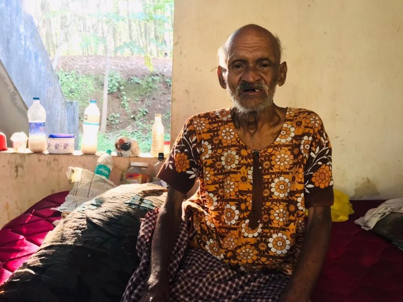 ഇന്ന് പ്രായം തീര്ത്ത അവശതയ്ക്കിടയിലും യഹിയക്ക പ്രതിഷേധത്തിന്റെ വസ്ത്രം മാറാന് തയ്യാറല്ല. മാക്സിതന്നെയാണ് അദ്ദേഹത്തിന്റെ ഇപ്പോഴത്തെ വസ്ത്രം. ബാര്ബര് ഷാപ്പില് പോയി മുടിയവെട്ടാന് അദ്ദേഹത്തിന് പ്രായത്തിന്റെ തടസമുണ്ട്. ഇല്ലെങ്കില് ആ പ്രതിഷേധവും താന് തുടരുമെന്നും അദ്ദേഹം പറയുന്നു. ഈ വീടിന്റെ വരാന്തയില് കിടന്ന് മരിക്കുകയെന്നതാണ് ഇപ്പോഴത്തെ ആഗ്രഹം. കാരണം ഞാന് ജീവിതം തുടങ്ങിയത് ഇവിടെ നിന്നാണ്. ഇവിടെ അത് അവസാനിപ്പിക്കണെന്ന് ആഗ്രഹിക്കുന്നു. കേറിക്കിടക്കാനായി വീട്ടുകാര് വാതില് തുറന്നിട്ടതാണ്. പക്ഷേ, എനിക്കൊരാള്ക്ക് കിടക്കാന് എന്തിനാണ് ഇത്രയും വലിയ വീട് ? ഈ വരാന്ത പേരേ ? ഇടയുന്ന ശബ്ദത്തിനിടെയിലും ഇടര്ച്ചയില്ലാതെ യഹിയക്ക ചോദിക്കുന്നു.
കൊവിഡ് മഹാമാരിയുടെ രണ്ടാംവരവിന്റെ ഈ കാലത്ത്, എല്ലാവരും മാസ്ക് ധരിച്ചും സാനിറ്റൈസ് ചെയ്തും സാമൂഹ്യ അകലം പാലിച്ചും വാക്സിന് എടുത്തും പ്രതിരോധത്തിന് തയ്യാറാവണമെന്ന് ഏഷ്യാനെറ്റ് ന്യൂസ് അഭ്യര്ത്ഥിക്കുന്നു. ഒന്നിച്ച് നിന്നാല് നമുക്കീ മഹാമാരിയെ തോല്പ്പിക്കാനാവും. #BreakTheChain #ANCares #IndiaFightsCorona