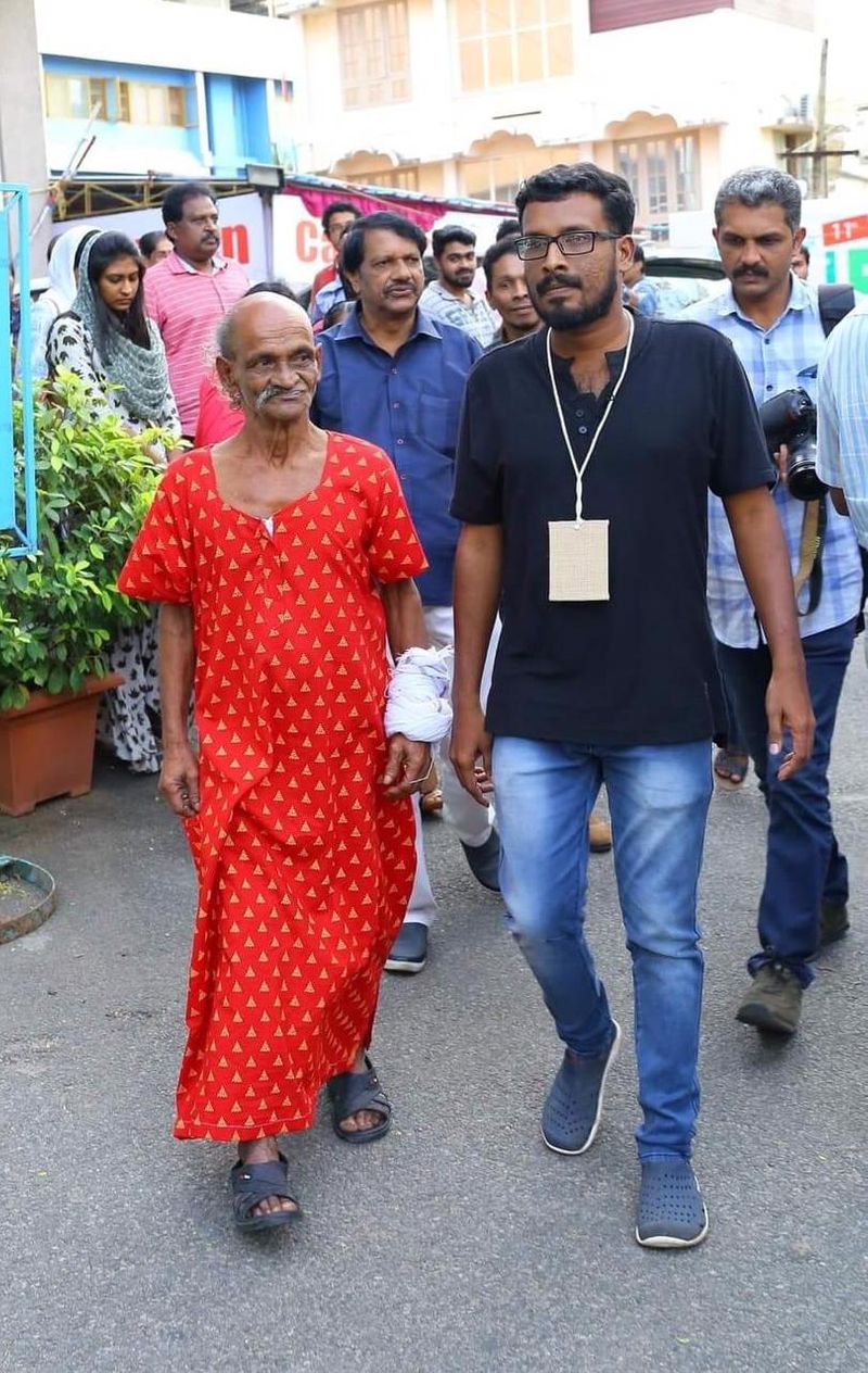 തുടർന്ന് ഇന്ത്യയിലും വിദേശത്തുമായി നിരവധി മേളകളിൽ ‘ഒരു ചായക്കടക്കാരന്റെ മൻ കി ബാത്’ പ്രദർശിപ്പിക്കപ്പെട്ടു. ഡൽഹിയിൽ ചലച്ചിത്ര മേളയിൽ പ്രദർശിപ്പിക്കാനെത്തിയ ഡോക്യുമെന്ററി ബിജെപി പ്രവര്ത്തകര് തടഞ്ഞു. തുടർന്ന് പത്രപ്രവർത്തക യൂണിയൻ സ്വന്തം നിലയിൽ ഡോക്യുമെന്ററി പ്രദർശിപ്പിച്ചത് പിന്നേറ്റ് ദേശീയ മാധ്യമങ്ങളില് ഒന്നാം പേജ് വാർത്തയായി നിറഞ്ഞു. സനു സംവിധാനം ചെയ്ത ഡോക്യുമെന്റിറിക്ക് ഒരു ലക്ഷം രൂപയാണ് പുരസ്കാരമായി ലഭിച്ചത്. പുരസ്കാര തുകയില് നിന്ന് യഹിയക്ക കത്തിച്ചു കളഞ്ഞ അത്രയും തുക സനു മടക്കി നൽകി. (സനു കുമ്മിളും യഹിയക്കയും)