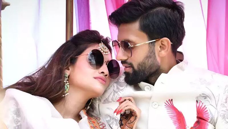  প্রায় ৬ মাস ধরে আলাদা রয়েছেন নিখিল ও নুসরত। নুসরতের গর্ভের সন্তানকে নিজের সন্তান বলে মানতে নারাজ নিখিল, সেকথা সংবাদমাধ্যমকে সটান জানিয়েও দিয়েছেন নুসরতের স্বামী নিখিল জৈন। 