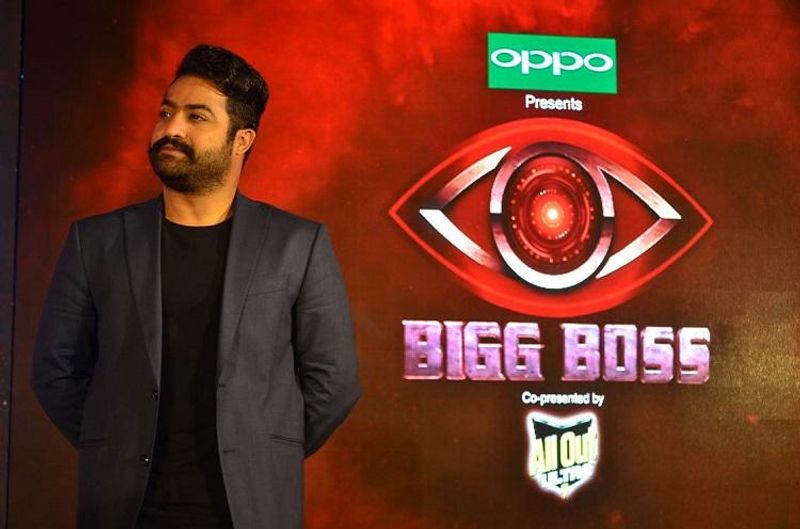 బిగ్బాస్ మొదటి సీజన్కి ఎన్టీఆర్ హోస్ట్ గా చేశారు. ఇది బాగా ఆదరణ పొందింది. ఎన్టీఆర్ తనదైన ఎనర్జీతో షోని రక్తికట్టించాడు. మొదటి సీజన్లో శివ బాలాజీ విన్నర్గా నిలిచాడు.
