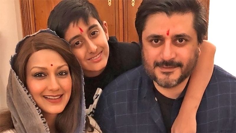 Sonali Bendre, Goldie Behl
Sonali Bendre married director, Goldie Behl. They met on the sets of Naaraz and in 2002 tied the knot.