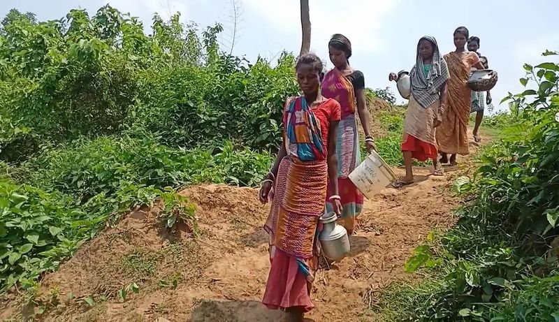 सरकार की ओर से इन सभी परिवारों को राशन मिलता है। लेकिन, गांव के लोगों का कहना है कि सबसे अधिक परेशानी बरसात के मौसम में होती है। इन दिनों ये लोग आने वाले दिनों से डरे हुए हैं।
फोटो सोर्स- न्यूज 18