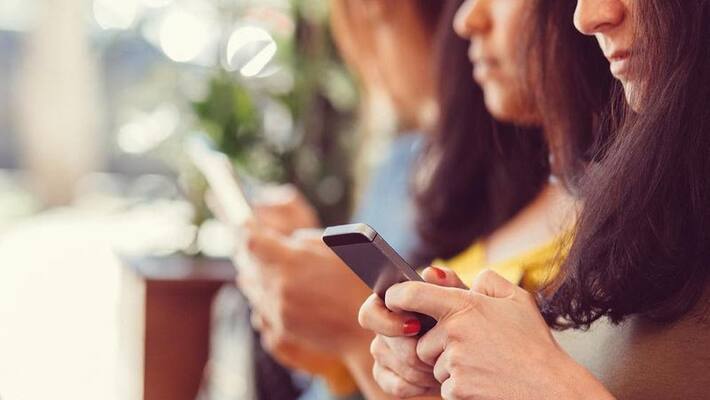31 Lakh Students do not have Smartphones in Karnataka grg 31 Lakh Students do not have Smartphones in Karnataka grg