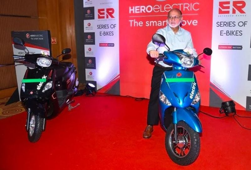 హీరో ఆప్టిమాహీరో ఎలక్ట్రిక్ స్కూటర్ విభాగంలో నమ్మకమైన ఇంకా పాపులర్ బ్రాండ్. సంస్థ అనేక ఎలక్ట్రిక్ వాహనాలను విడుదల చేసింది. హీరో బడ్జెట్ శ్రేణి స్కూటర్లకు ప్రసిద్ది చెందింది. హీరో ఎలక్ట్రిక్ ఆప్టిమా సంస్థ అత్యధికంగా అమ్ముడైన స్కూటర్లలో ఒకటి. ఈ స్కూటర్కు 1.2 కిలోవాట్ల బిఎల్డిసి ఎలక్ట్రిక్ మోటారు లభిస్తుంది. ఈ మోటారు 1.34 బిహెచ్పి శక్తిని ఉత్పత్తి చేస్తుంది. ఈ స్కూటర్ టాప్ స్పీడ్ 42 కి.మీ.ఈ స్కూటర్ చాలా వేరియంట్లలో లభిస్తుంది, దీనిలో వివిధ ఎలక్ట్రిక్ మోటారు అండ్ బ్యాటరీ ప్యాక్ అందుబాటులో ఉన్నాయి. పూర్తిగా ఛార్జ్ అయిన తర్వాత ఈ స్కూటర్ వేరియంట్ను బట్టి 55 కిలోమీటర్ల నుండి 120 కిలోమీటర్ల దూరం ప్రయనిస్తుంది. స్కూటర్లో ఎల్ఈడీ హెడ్ల్యాంప్స్, డిజిటల్ ఇన్స్ట్రుమెంట్ క్లస్టర్, రీజెనరేటివ్ బ్రేకింగ్, యాంటీ-తెఫ్ట్ అలారం, పోర్టబుల్ బ్యాటరీ లభిస్తుంది. ఢీల్లీలో హీరో ఆప్టిమా ధర రూ .51,440 ఎక్స్ షోరూమ్ నుండి మొదలై రూ .78,640 వరకు ఉంది.