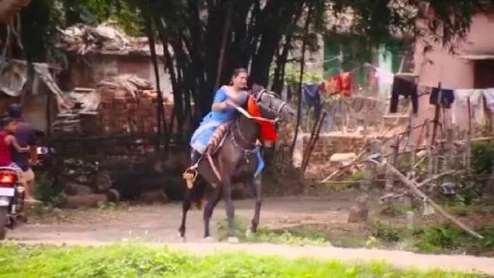 video of saree clad Odisha woman riding a horse is crazy viral video of saree clad Odisha woman riding a horse is crazy viral