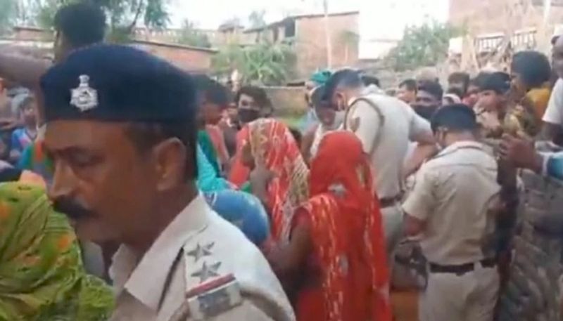 पुलिस जांच में यह बात सामने आई कि महिला का पति दूसरे राज्य में नौकरी कराता था। जबकि उसकी पत्नी का संतोष साह से चक्कर चल रहा था, इस बात की जानकारी पूरे गांव को पहले से ही थी, जिसके कारण महिला के बेटे खफा रहते थे।