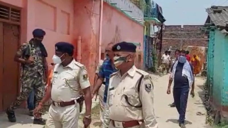 पुलिस के मुताबिक संतोष साह (40) का एक महिला के साथ अवैध संबंध था। शनिवार देर रात वो उससे मिलने के लिए घर आया था। आरोप है कि महिला के एक बेटे ने उसे देख लिया, जिसके बाद उसने शोर मचाना शुरू कर दिया। 