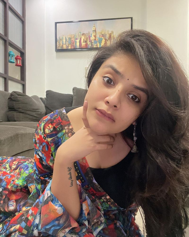 దీంతో నెటిజన్లు, ఆమె అభిమానులు కూడా ఇలాంటి ప్రశ్నలే వేస్తున్నారు. తాజాగా పంచుకున్న ఫోటో షూట్ పిక్స్ కూడా పిచ్చి పిచ్చిగా ఉన్నాయి.