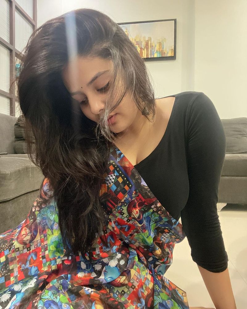 ఇంట్లో ఫ్లోర్పై కూర్చొని విచిత్రమైన పోజులిచ్చింది శ్రీముఖి. ఏం చేయాలో తోయక, ఏం చేస్తుందో అర్థం కాక ఉన్నప్పుడు మనిషిలో కలిగిన ఫీలింగ్స్ ఇప్పుడు శ్రీముఖిలో కనిపిస్తున్నాయి.