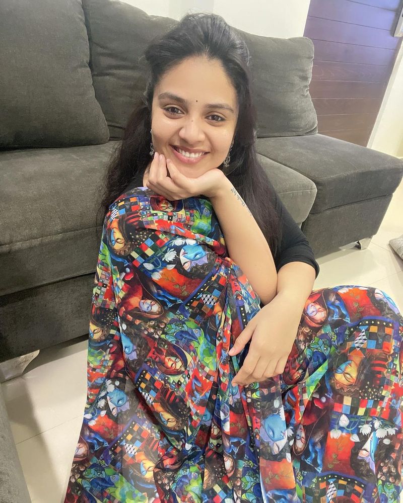 ఈ అమ్మడు కాస్త బిగువైన యద అందాలను చూపిస్తూ చీరలో పరువాలుపోయింది. పిచ్చెక్కించే పోజులతో రెచ్చిపోయింది.
