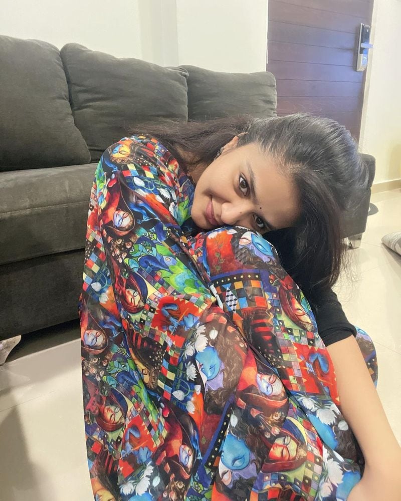 చీరలో శ్రీముఖి భలే ముద్దొస్తున్నా.. ఈ అమ్మడు ఇచ్చిన పోజులు మాత్రం నెటిజన్లకి కూడా చిరాకు పెట్టిస్తున్నాయట.