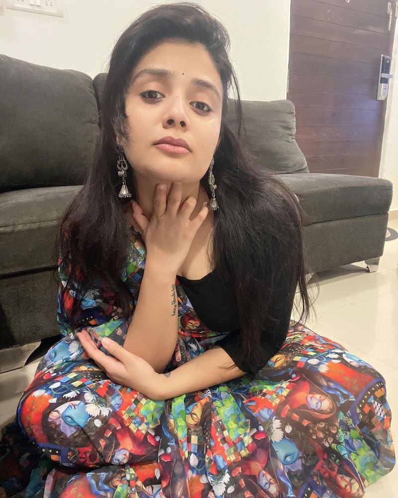 బొద్దు అందాలభామ శ్రీముఖి సండే స్పెషల్గా పంచుకున్న ఫోటోలు ఇప్పుడు సోషల్ మీడియాలో చక్కర్లు కొడుతున్నాయట.