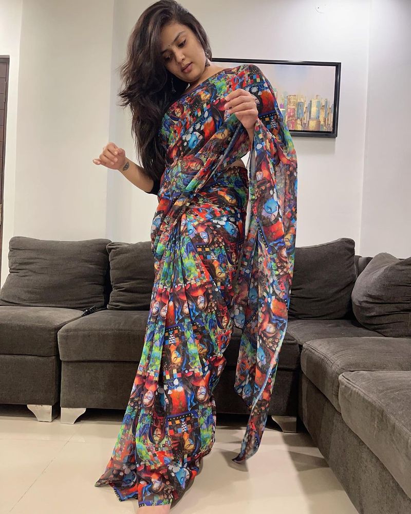 చీరలో కొంటె పోజులతో పిచ్చెక్కిస్తున్న శ్రీముఖి.