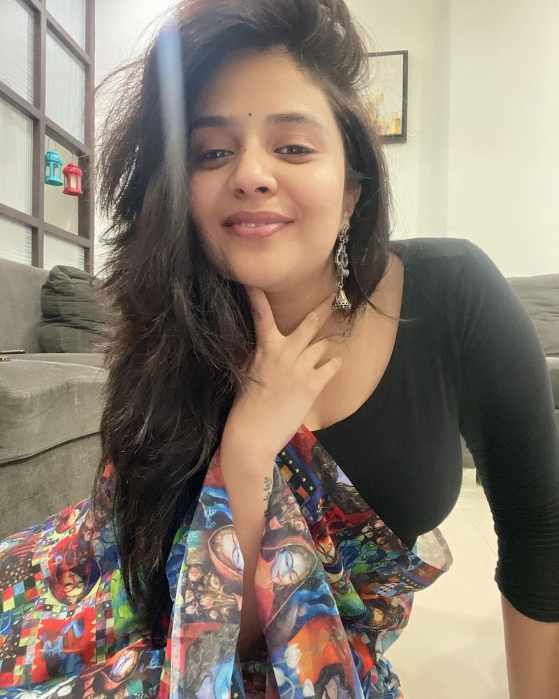చీరలో కొంటె పోజులతో పిచ్చెక్కిస్తున్న శ్రీముఖి.