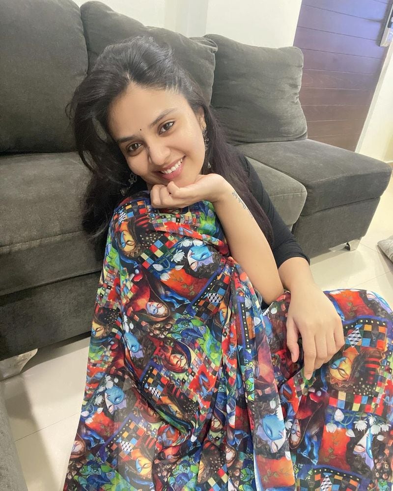 చీరలో కొంటె పోజులతో పిచ్చెక్కిస్తున్న శ్రీముఖి.