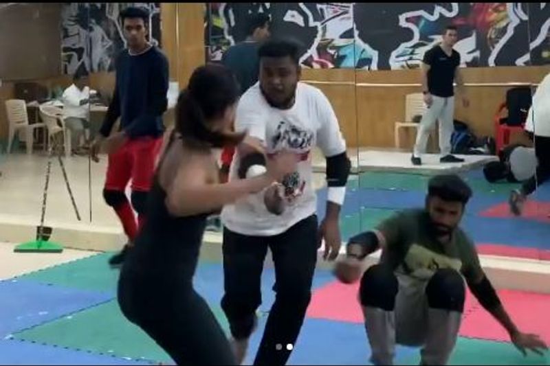 ఇదిలా ఉంటే ఈ వెబ్ సిరీస్ వివాదం ఇంకా కొనసాగుతూనే ఉంది. ఈ సిరీస్ తమిళులకు వ్యతిరేకంగా ఉందని వారు వాదిస్తున్నారు. ఈ క్రమంలో ఈ వెబ్సిరీస్ని,సమంతని ట్రోల్ చేస్తున్నారు.