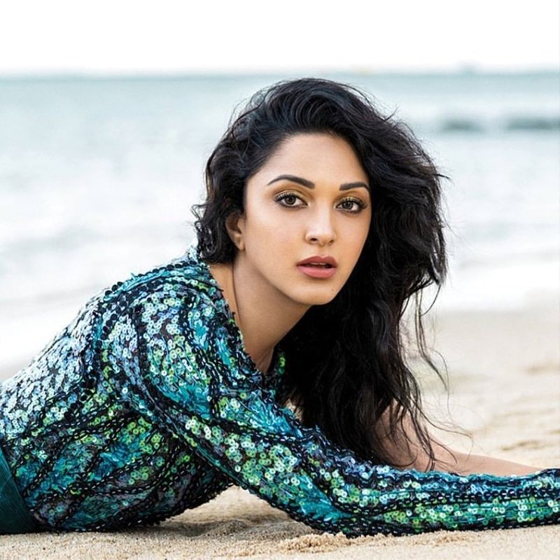 বলিউডে প্রথম সারির অভিনেত্রীদের সঙ্গে ইতিমধ্যেই সমানে সমানে টক্কর চালাচ্ছেন কিয়ারা আদবানি। অক্ষয় কুমারের সঙ্গে প্রথম জুটি বেঁধে বলিউডে পা রাখেন কিয়ারা। 