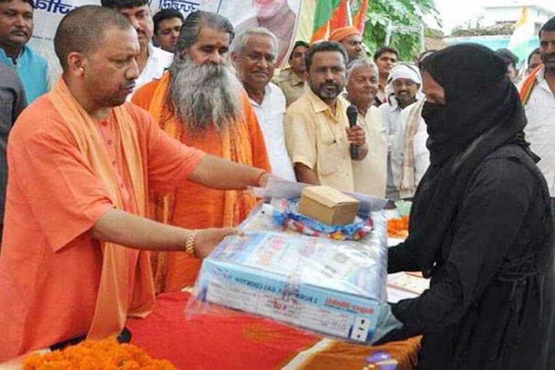 पूर्वी यूपी में मुसलमान विरोधी नहीं है योगी की छवि
यूर्वी यूपी में सीएम योगी आदित्यनाथ की छवि मुसलमान विरोधी नहीं है और गोरखपुर के साथ जुड़े इलाकों में मुसलमानों और पिछड़ों में गोरखनाथ मंदिर पर भरोसा है। वजह सीएम बनने से पहले तक योगी आदित्यनाथ मंदिर के महंत के तौर पर स्थानीय मुसलमानों के विवाद मंदिर में बैठकर सुलझाते और उनकी मदद भी करते रहे हैं।
(फाइल फोटो)